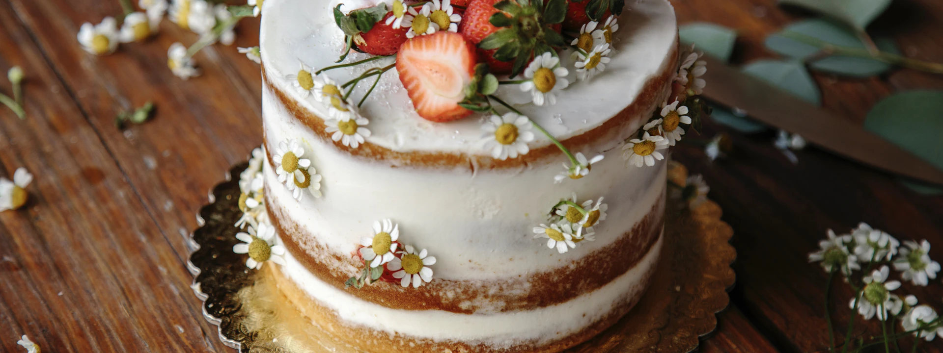 Bolo naked cake decorado com morangos e flores