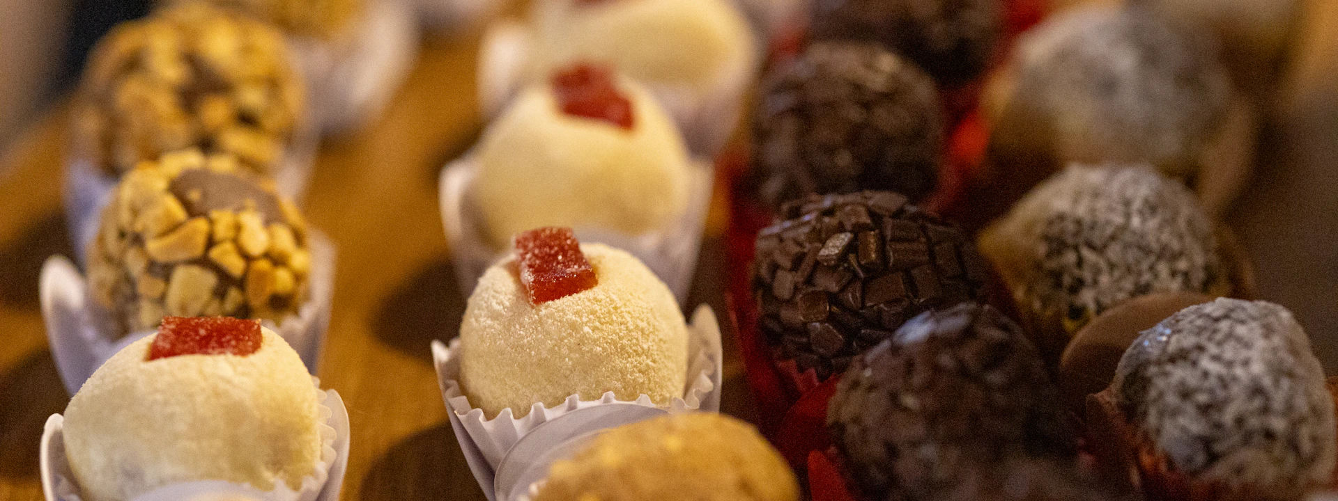 Docinhos de festa sortidos em forminhas